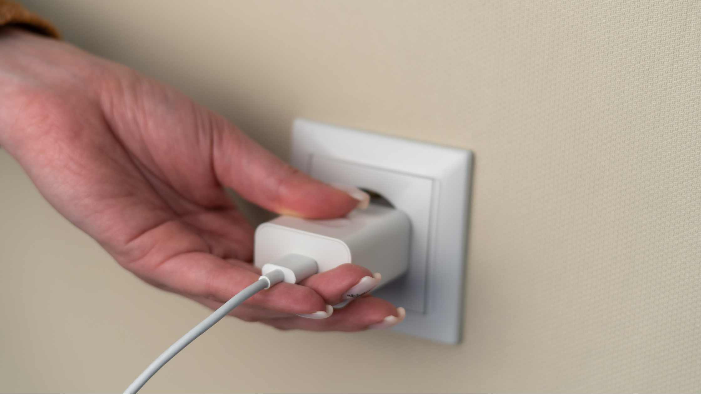 Punjači za telefon - Da li su opasni ako ostanu uključeni u utičnici