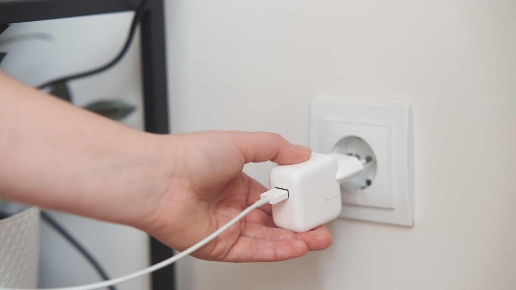 Punjači za telefon - Da li su opasni ako ostanu uključeni u utičnici