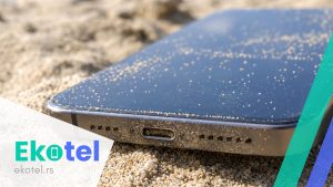 Pesak u konektoru i zvučniku posle plaže – kako bezbedno očistiti telefon (2)